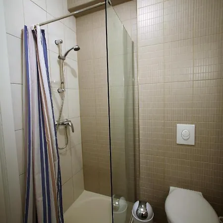 T2 - Rez-de-jardin, Proche Et Commerces *