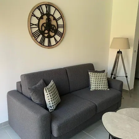 T2 - Rez-de-jardin, Proche Et Commerces *