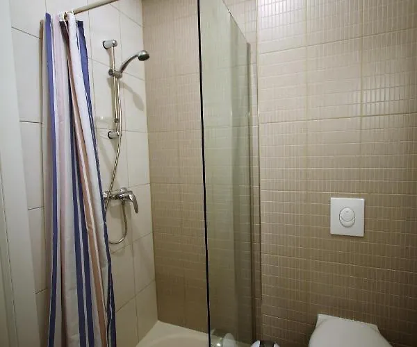 T2 - Rez-de-jardin, Proche Et Commerces *