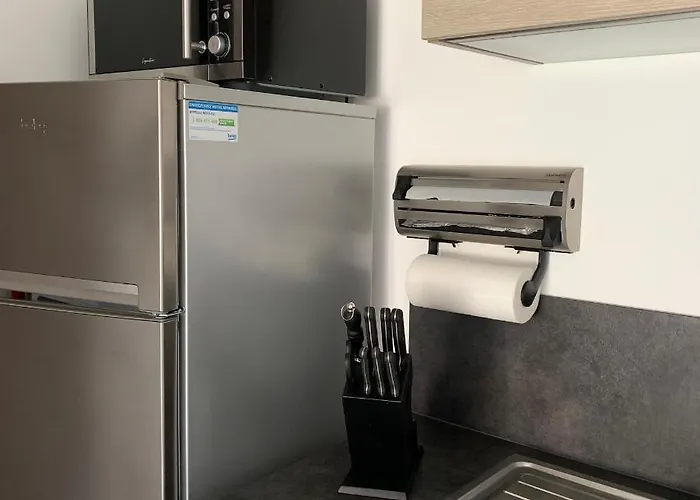 T2 - Rez-de-jardin, Proche Et Commerces *