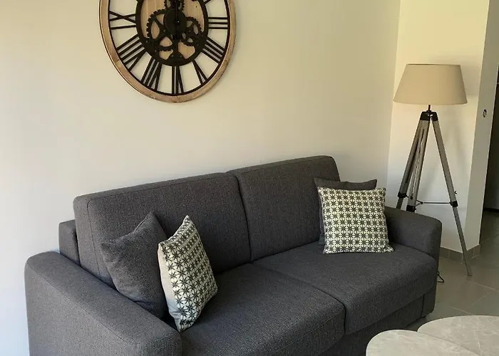 T2 - Rez-de-jardin, Proche Et Commerces *