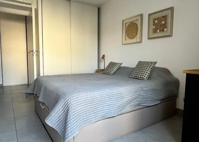 T2 - Rez-de-jardin, Proche Et Commerces *